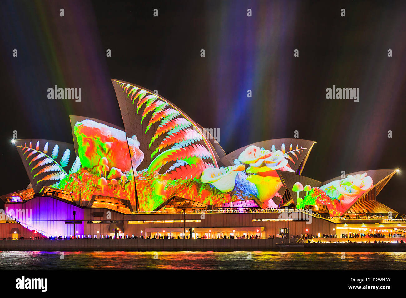 Sydney, Australia - 25 de mayo de 2018, hito de la ciudad: Sydney Opera House en Sydney Harbour anual waterfront durante el show de luces de luz e ideas en la brigue Foto de stock