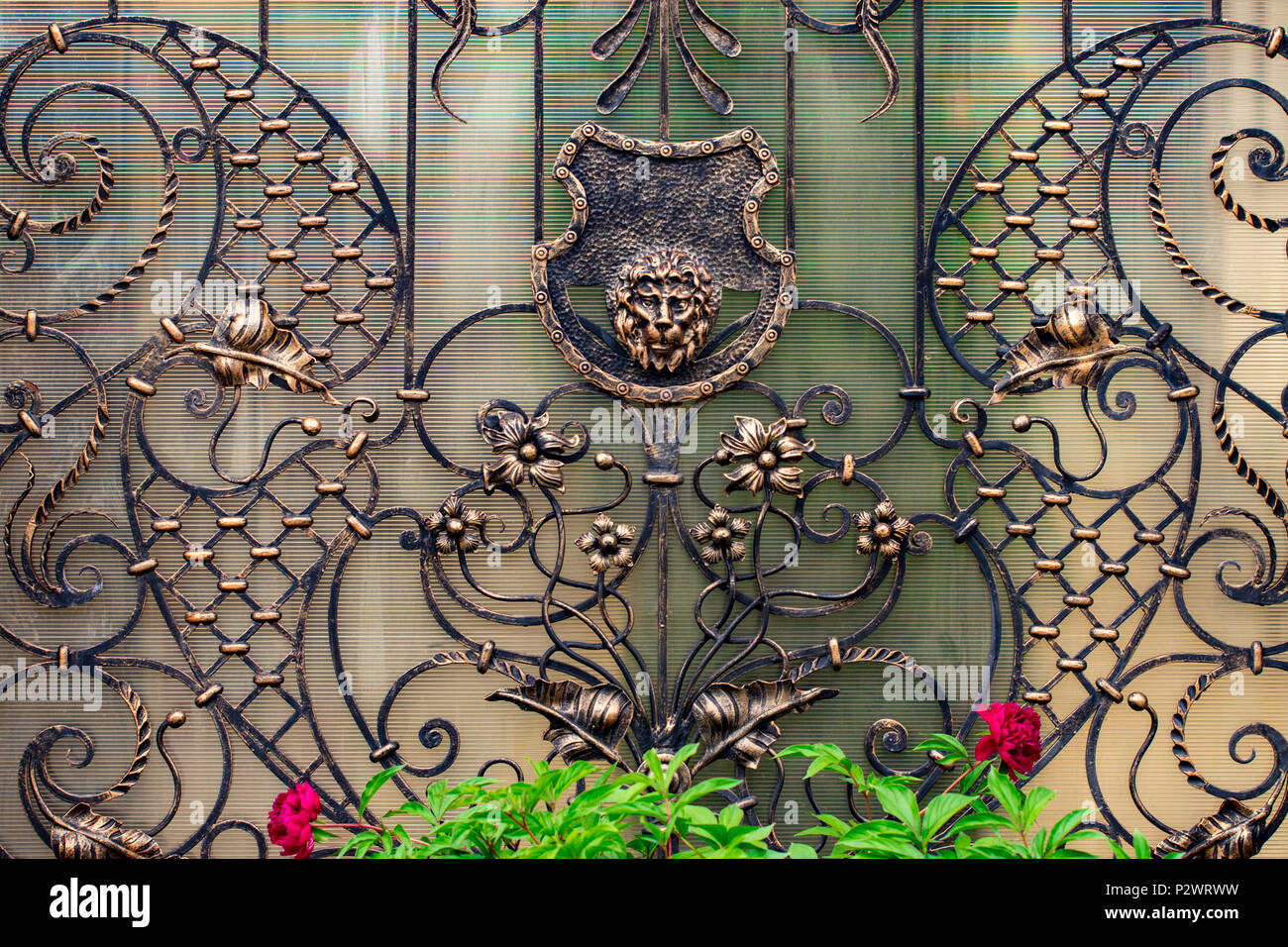 Los detalles, la estructura y los adornos de la puerta de hierro forjado.  Ornamen decorativo con leones , hecha de metal Fotografía de stock - Alamy