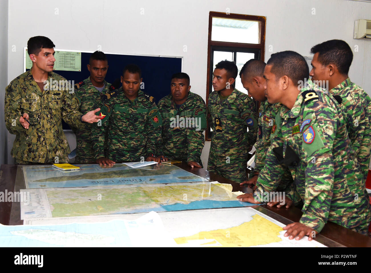 160801-N-DH124-176 DILI, Timor-Leste (Ago. 1, 2016) - El Teniente de la Marina estadounidense Michael Krestos, asignado al batallón móvil de Construcción Naval (NMCB) 4, enseña planificación operacional a Timor-Leste Defesa Forsa (F-FDTL) los miembros del servicio durante la cooperación a flote la disposición y Formación (quilate) Timor-Leste 2016. El enfoque de CARAT está desarrollando capacidades de seguridad marítima y el aumento de la interoperabilidad entre los participantes. Áreas de habilidades ejercidas durante el CARAT incluyen operaciones de interdicción marítima, fluvial; anfibios y operaciones de buceo submarino de guerra; y operaciones de salvamento; artillería naval y mane Foto de stock