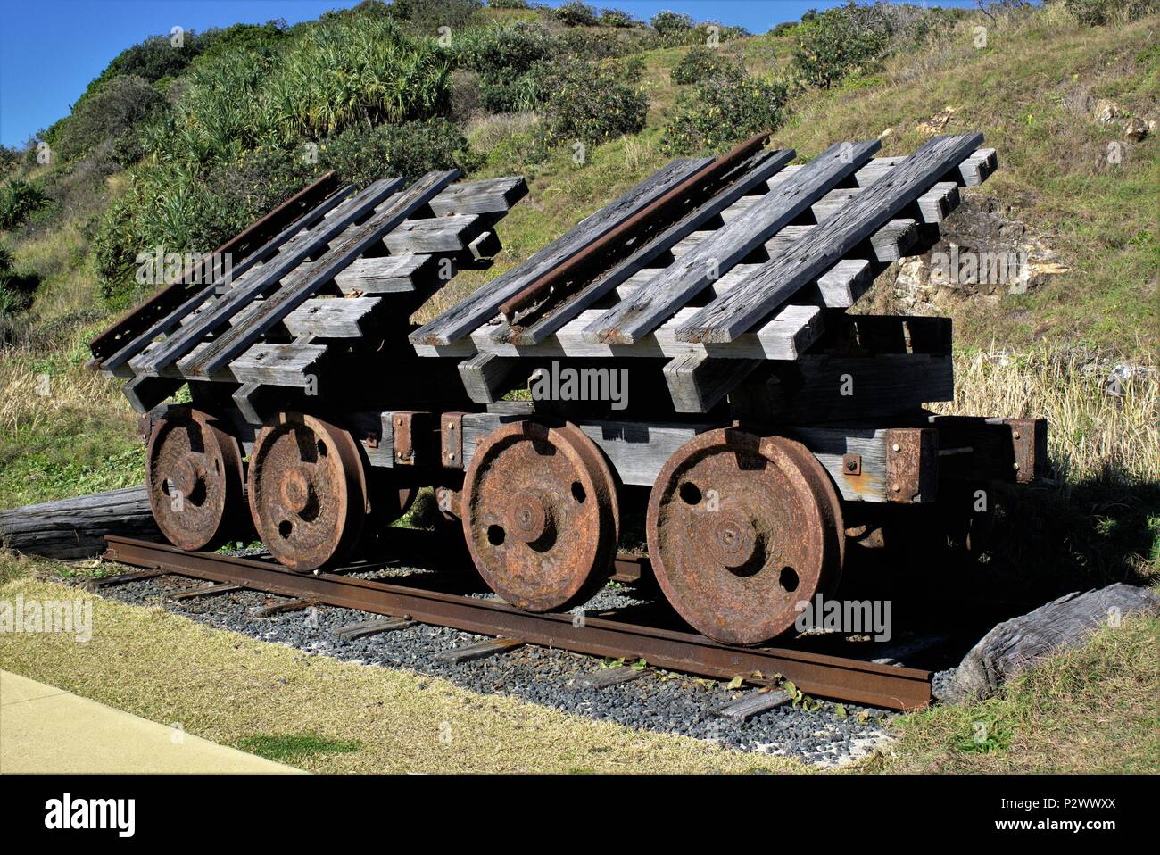Reliquia del viejo tren de ruedas de ferrocarril. Ruedas de ferrocarril oxidado en la vía del tren. Foto de stock