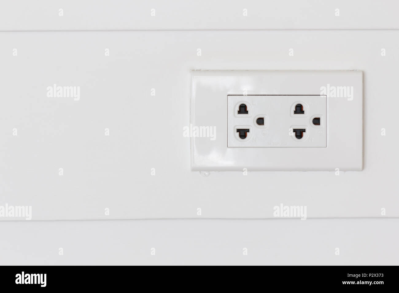 Los enchufes eléctricos de blanco sobre blanco de pared de madera, con  espacio de copia de fondo Fotografía de stock - Alamy