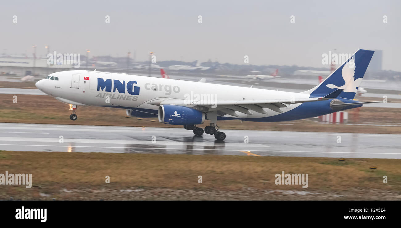 Estambul, Turquía - Marzo 04, 2018: MNG Airlines Airbus A330-243F (CN 1332) aterrizaje al aeropuerto Ataturk en Estambul. MNG Airlines tiene 8 el tamaño de la flota y el 13 d Foto de stock