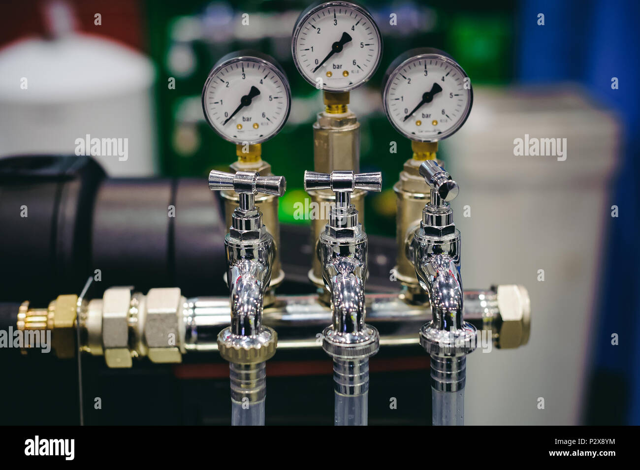 Termómetro, tuberías y válvulas de Grifo de calefacción en una sala de  calderas Fotografía de stock - Alamy
