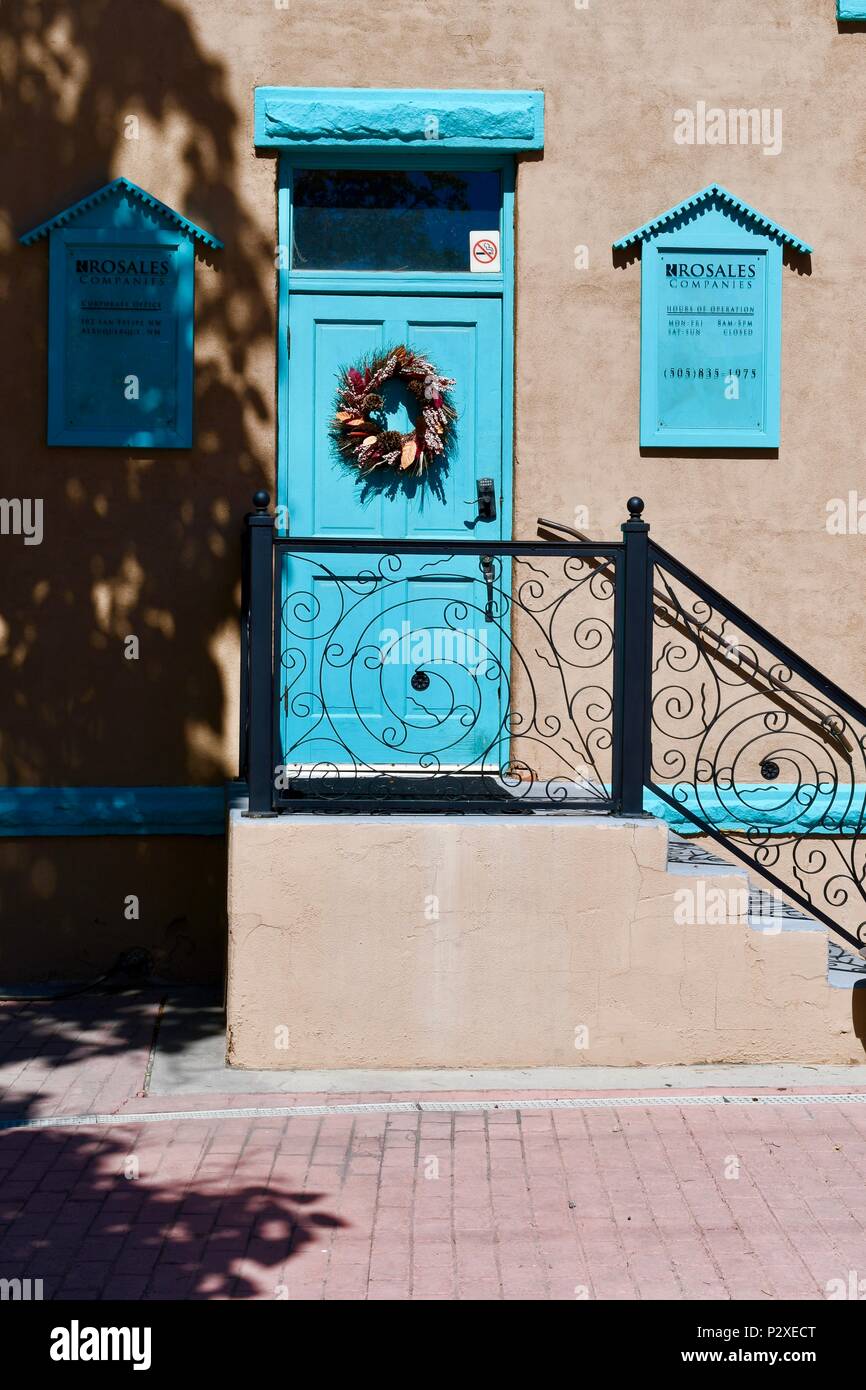 Puerta frontal azul turquesa en Albuquerque Foto de stock