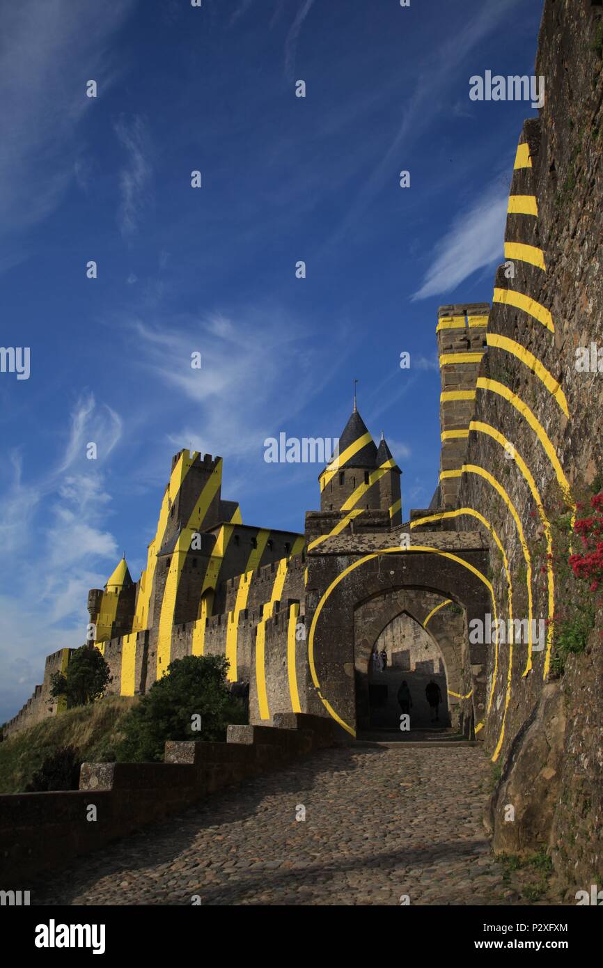 Felice Varini de círculos concéntricos de color amarillo en las paredes de la ciudad vieja de Carcassonne. La celebración en 2018 de 20 años como sitio de Patrimonio Mundial de la UNESCO. Foto de stock