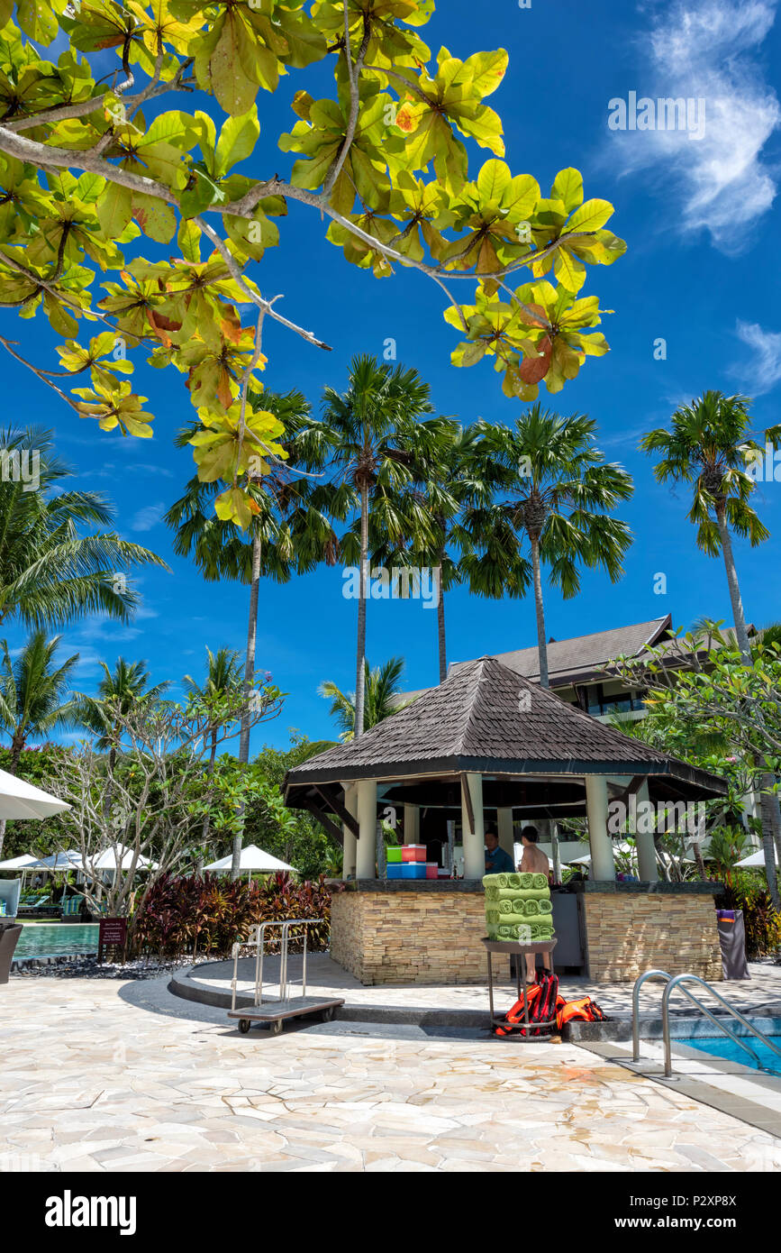 Hamacas y una sombrilla en una playa de arena blanca en el Shangri La Rasa Ria Hotel and Resort en Kota Kinabalu, Borneo, Malasia Foto de stock