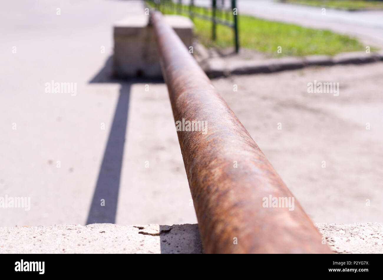 Tubo de hierro oxidado con perspectiva. industrial, objetos. Foto de stock