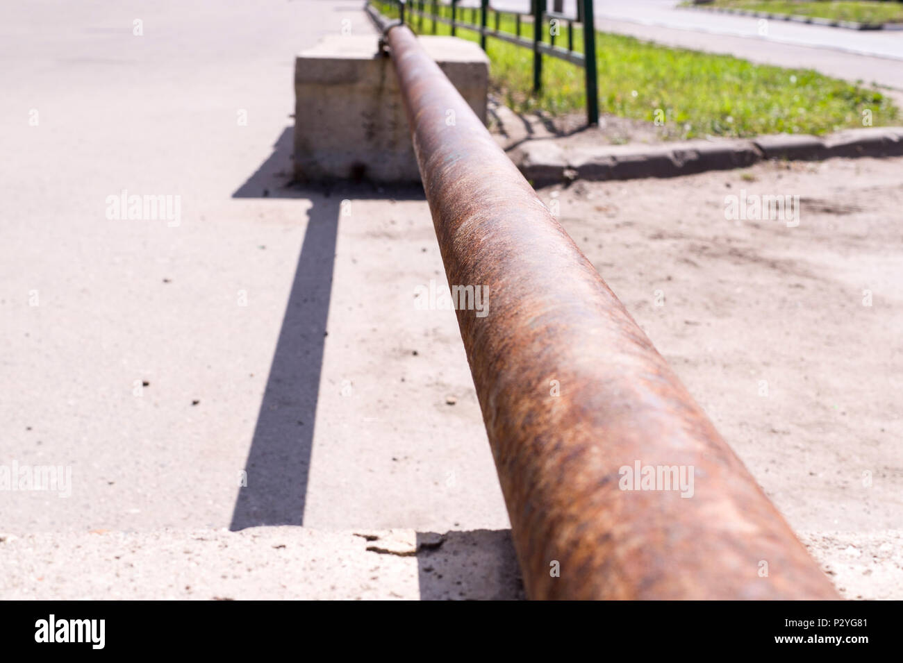 Tubo de hierro oxidado con perspectiva. industrial, objetos. Foto de stock