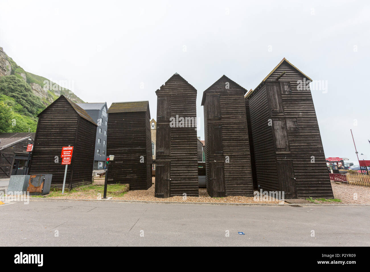 El Hastings Net Tiendas, pescador chozas de madera negra en Hastings en Hastings, East Sussex, Inglaterra, Reino Unido Foto de stock