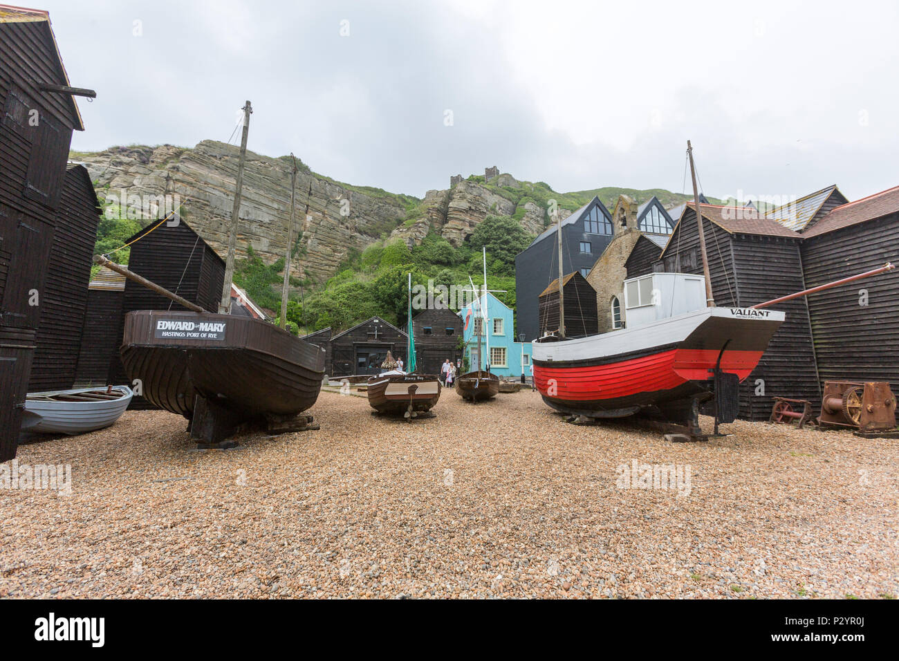 Embarcaciones pesqueras con el Hastings Net Tiendas, pescador chozas de madera negra en Hastings en Hastings, East Sussex, Inglaterra, Reino Unido Foto de stock