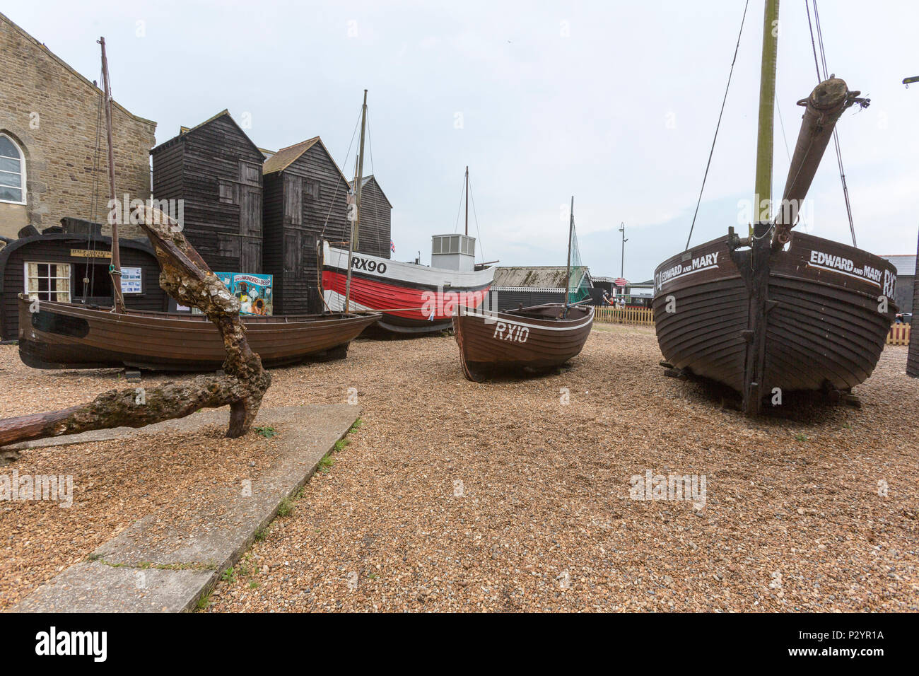 Embarcaciones pesqueras con el Hastings Net Tiendas, pescador chozas de madera negra en Hastings en Hastings, East Sussex, Inglaterra, Reino Unido Foto de stock