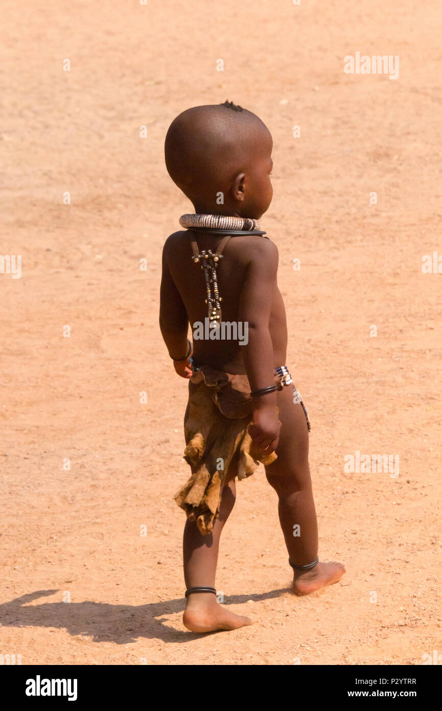 Niño en el pueblo Himba, Damaraland, Región Kuene, Namibia Foto de stock