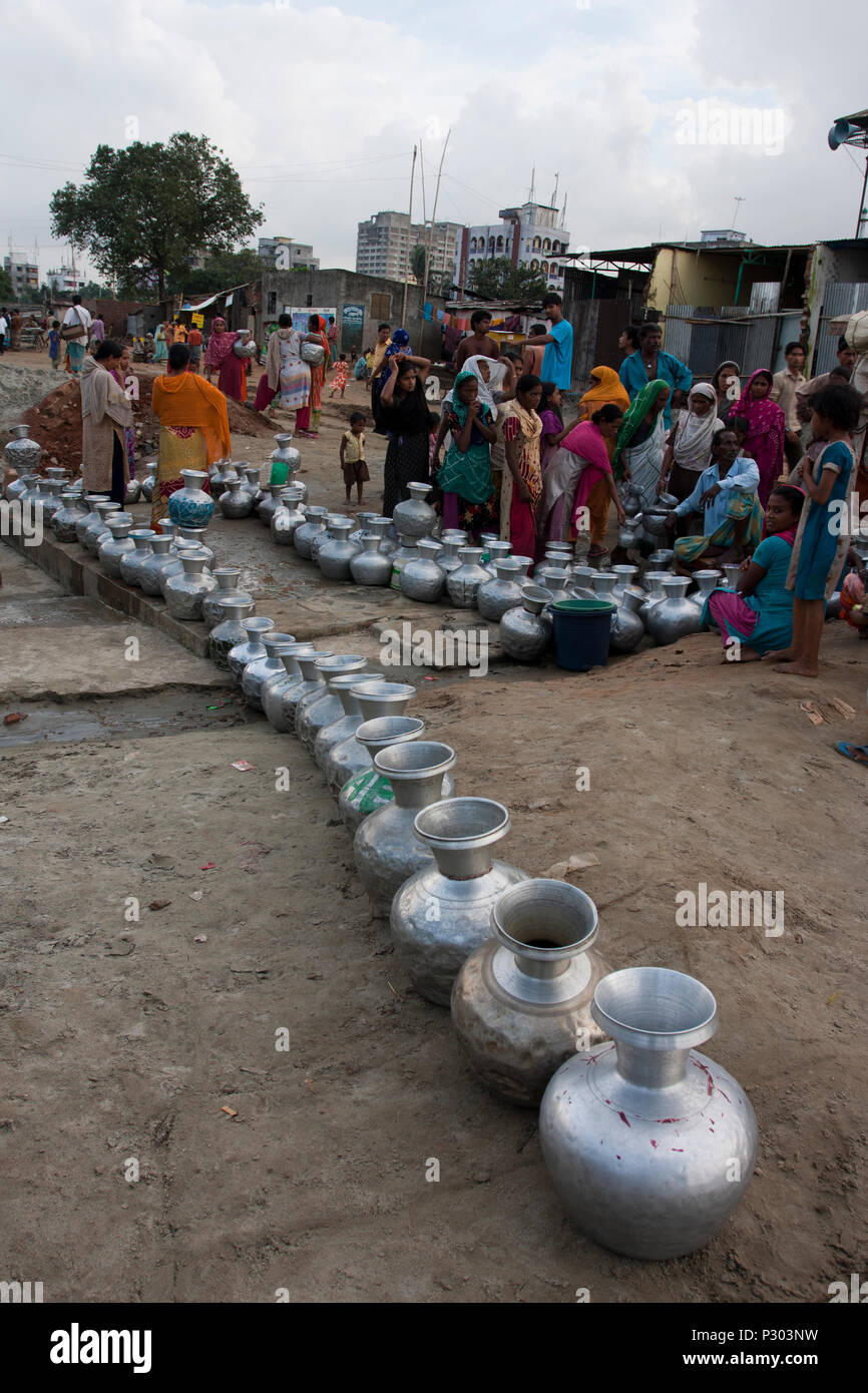 Varados pakistaníes en Bangladesh de Kurmitola Bihari Campamento en Mirpur recoger agua potable en una cola. Dhaka, Bangladesh. Foto de stock
