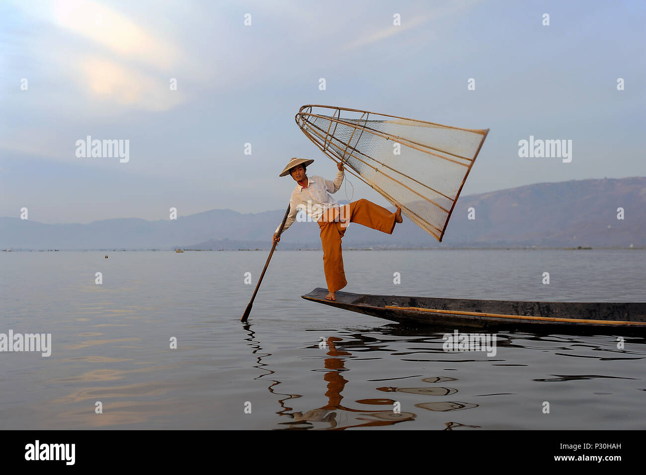 Nyaungshwe, Birmania, pescadores en el Lago Inle Foto de stock