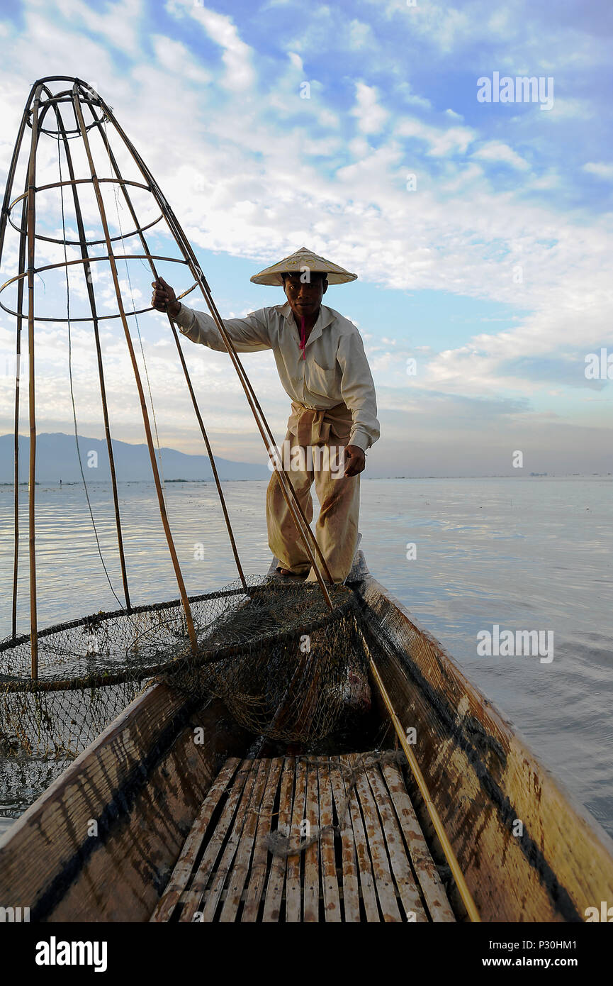 Nyaungshwe, Birmania, pescadores en el Lago Inle Foto de stock