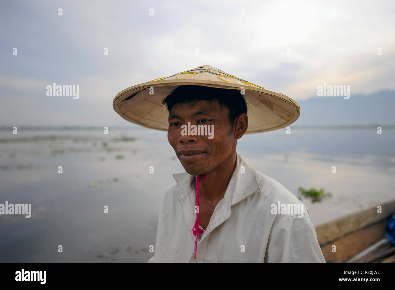 Nyaungshwe, Birmania, retrato de un pescador en el Lago Inle Foto de stock