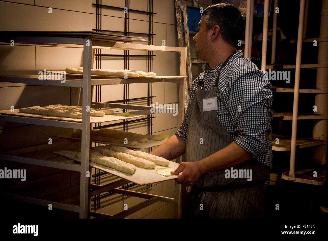 https://c8.alamy.com/compes/p3147n/baker-preparando-pan-para-hornear-pan-p3147n.jpg