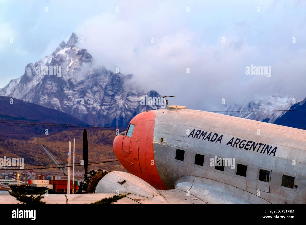 Un ex ejército argentino avión está descansando en la aerobclub de Ushuaia. Ahora es una atracción turística, con el famoso Monte Olivia como fondo. Foto de stock