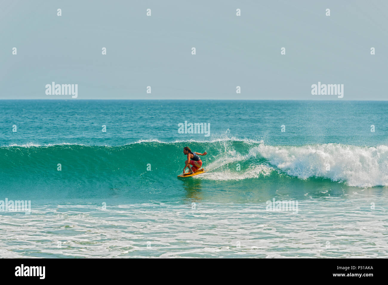 Plya Venao, Panamá Marzo 23, 2016 el hombre hacer surf en el océano