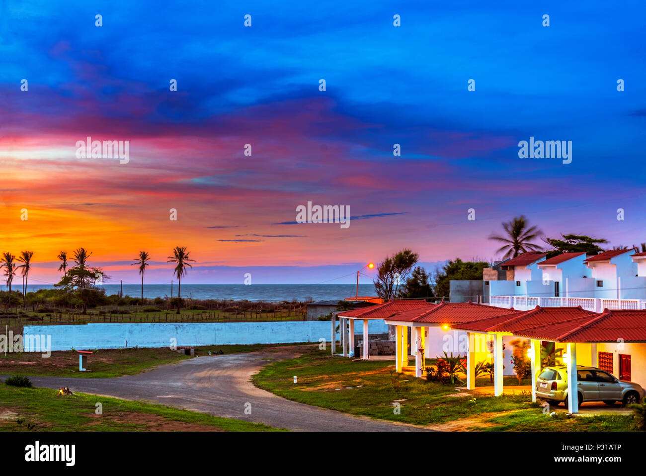 Puesta de sol en la comunidad de expatriados de adosados en la Península de Azuero, cerca de los Santos en Panamá. Foto de stock