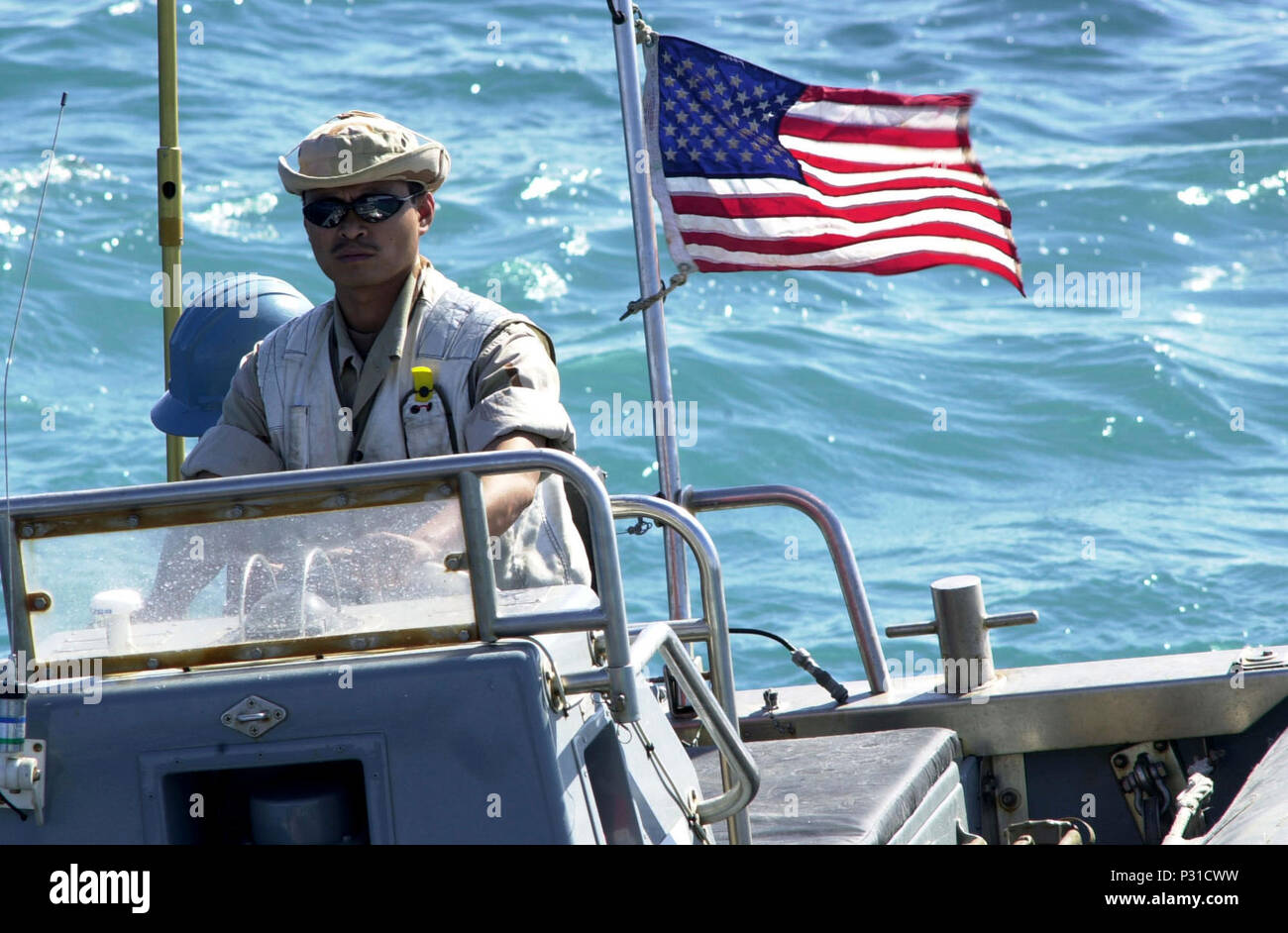 La Operación Libertad Duradera (Ene. 15, 2002) -- Las maniobras Coxswain Smallboat un bote inflable de casco rígido (RHIB) al piloto de la escalera para recoger el buque embarque búsqueda e incautación (VBSS) equipo de a bordo del USS Lake Champlain (CG 57). Las operaciones de interceptación marítima (MIO) están siendo llevadas a cabo por la Foto de stock