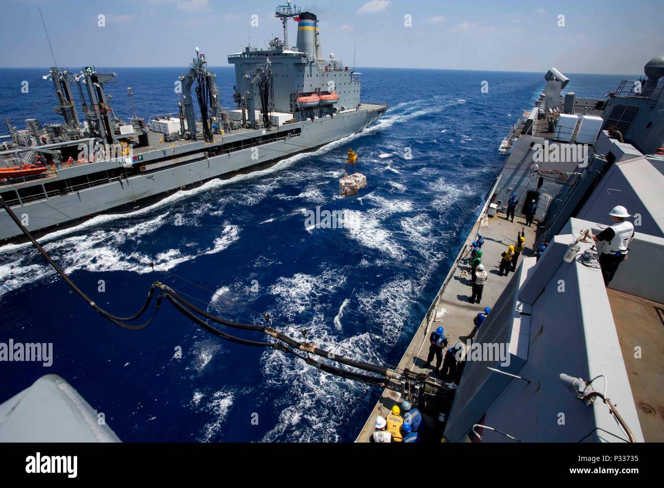 A bordo del USS GREEN BAY (LPD-20), en el mar, (Ago. 31, 2016)- el USNS Tippecanoe (T-AO-199) proporciona suministros a la USS Green Bay (LPD-20) en el mar, el 31 de agosto, 2016. Helicópteros del USS Bonhomme Richard (LHD-6) llevaron suministros desde el USNS Charles Drew (T-AKE-10) para buques del Bonhomme Richard ESG como requisito previo para la pre-certificación de implementación durante la capacitación en integración anfibio entre los barcos de la 31ª MEU y la HRB ESG. (Ee.Uu. Marine Corps foto por CPL. Darién J. Bjorndal, 31ª Unidad Expedicionaria de los Infantes de Marina/ liberado) Foto de stock