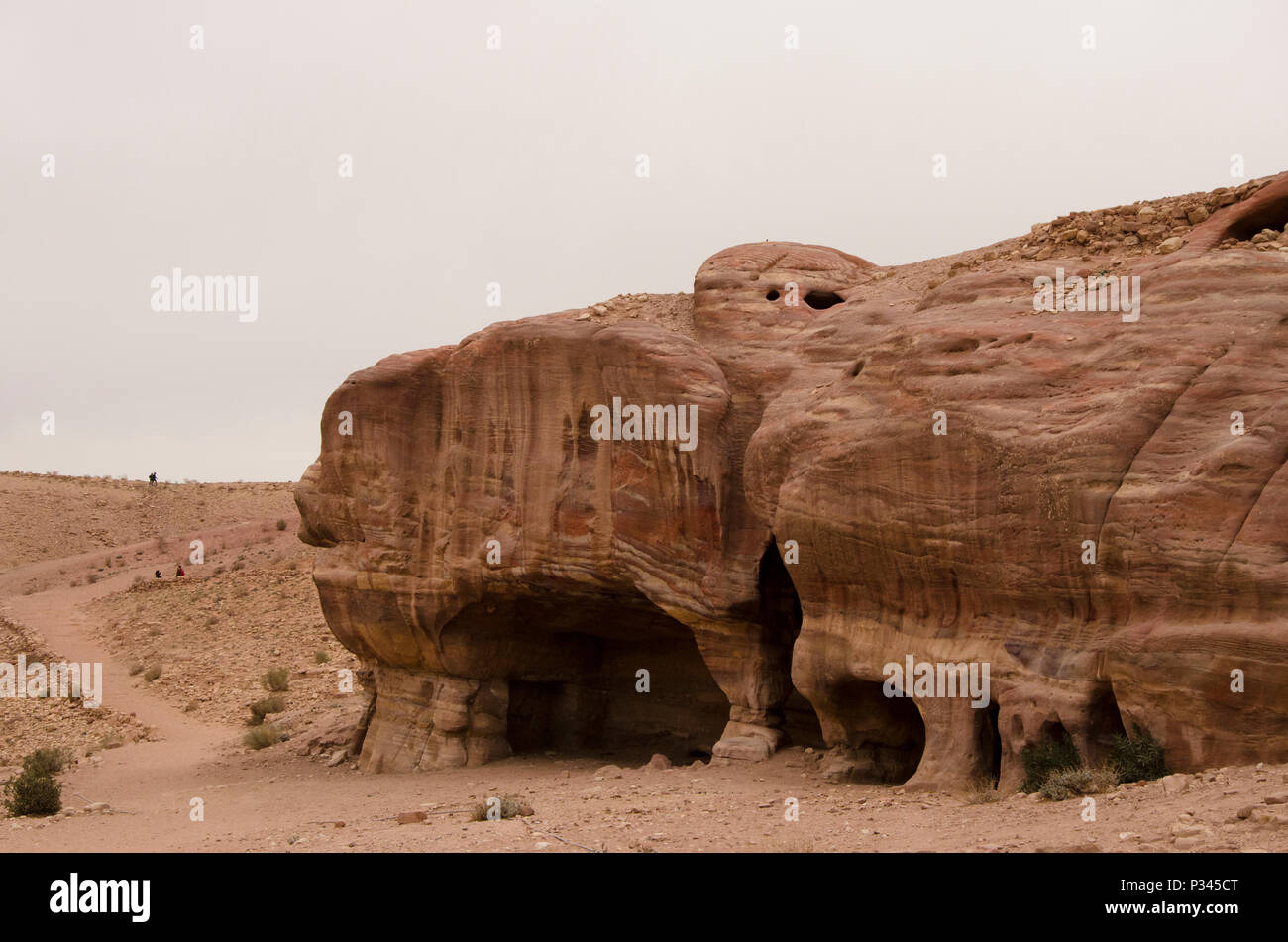 Cuevas en el sitio del patrimonio mundial de Petra, Jordania, Oriente Medio Foto de stock