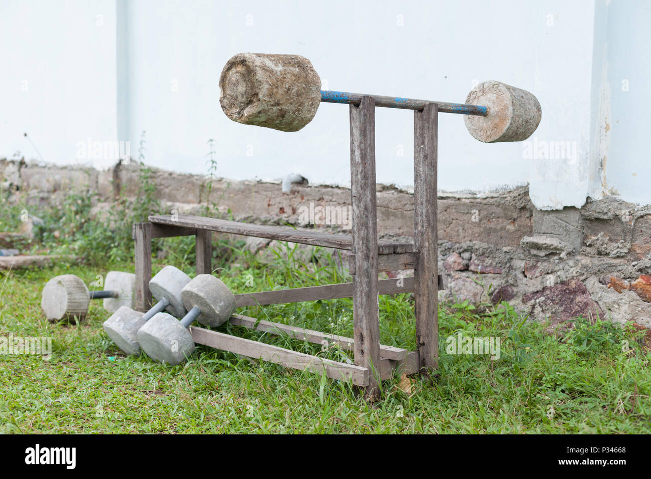 Mancuernas caseras y barras de hormigón en Indonesia Fotografía de stock -  Alamy