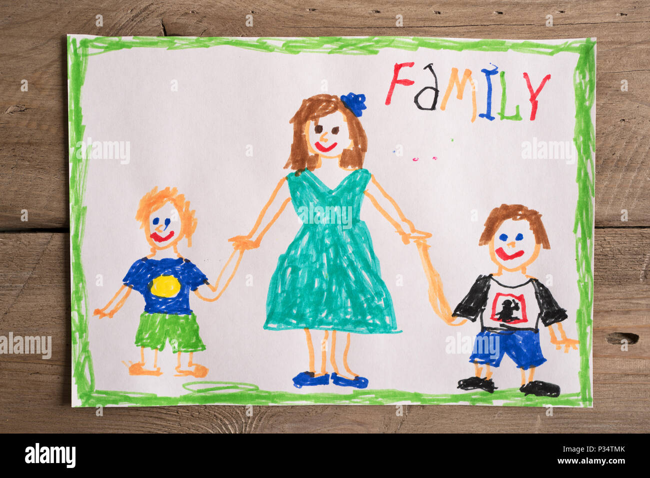 Dibujo infantil de familia y madre soltera de dos hijos. Concepto de familia incompleta. Foto de stock