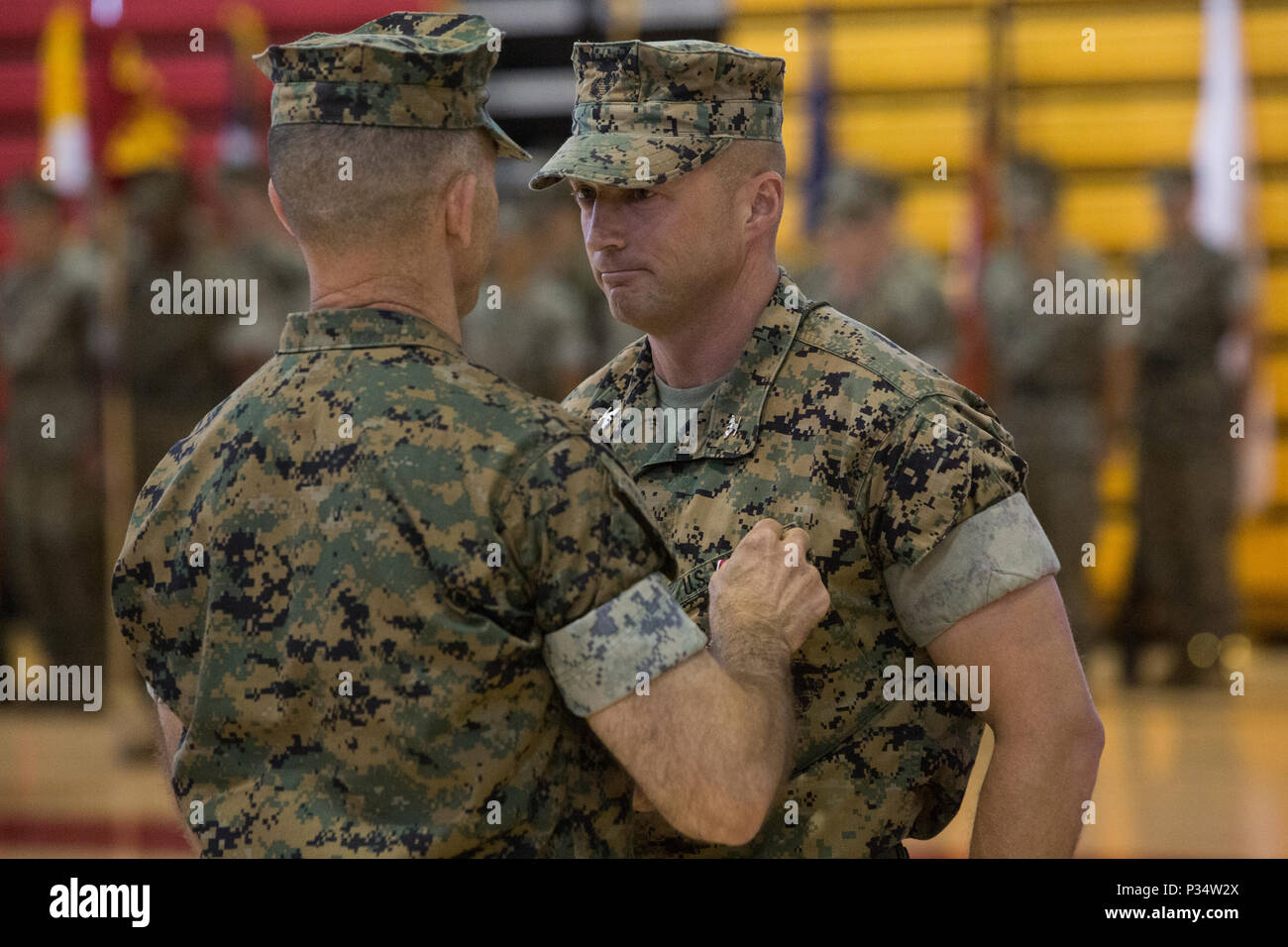 Cuerpo de Marines de EE.UU Gral. Gen. John K. Love, el Comandante General de la 2ª División de Infantería de Marina, Coronel premios Matthew S. Reid, el comandante saliente del 6º Regimiento de la Infantería de Marina, la Legión de Mérito por su excepcional servicio como comandante regimental durante una ceremonia de cambio de mando en Camp Lejeune, N.C., a 12 de junio de 2018. Durante la ceremonia, Reid dejó el mando del 6º Regimiento de la Infantería de Marina al Coronel Daniel T. Canfield Jr. (EE.UU. Marine Corps foto de PFC. Nathaniel P. Hamilton) Foto de stock