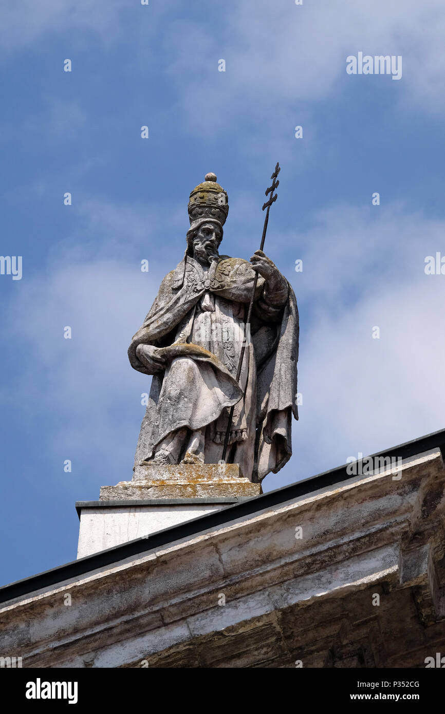 Santo Papa Celestino, estatua en la fachada de la Catedral de Mantua dedicada a San Pedro, Mantua, Italia Foto de stock