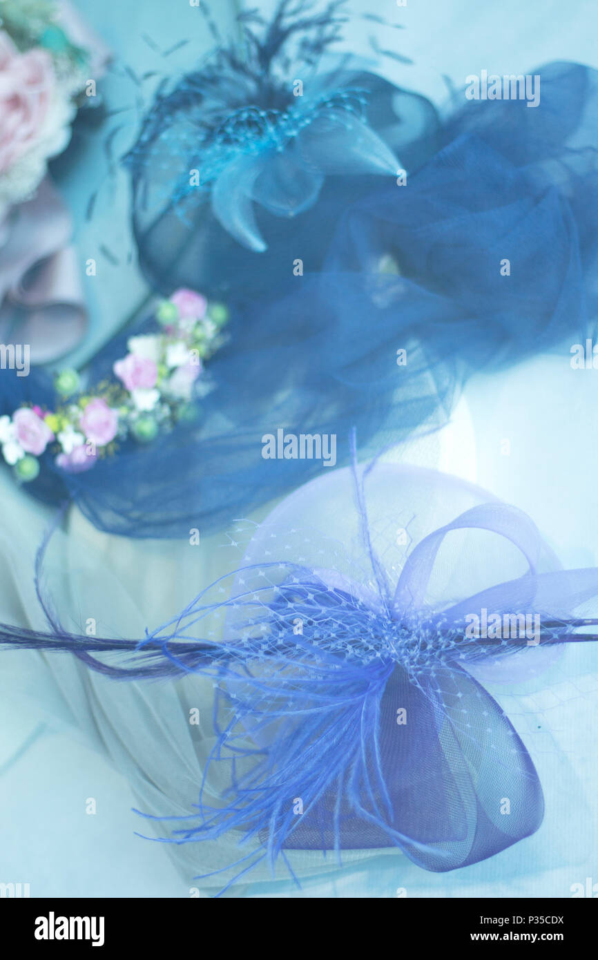 Tienda de vestidos de novia hechos a mano y sombrero escaparate con accesorios  para novias Fotografía de stock - Alamy