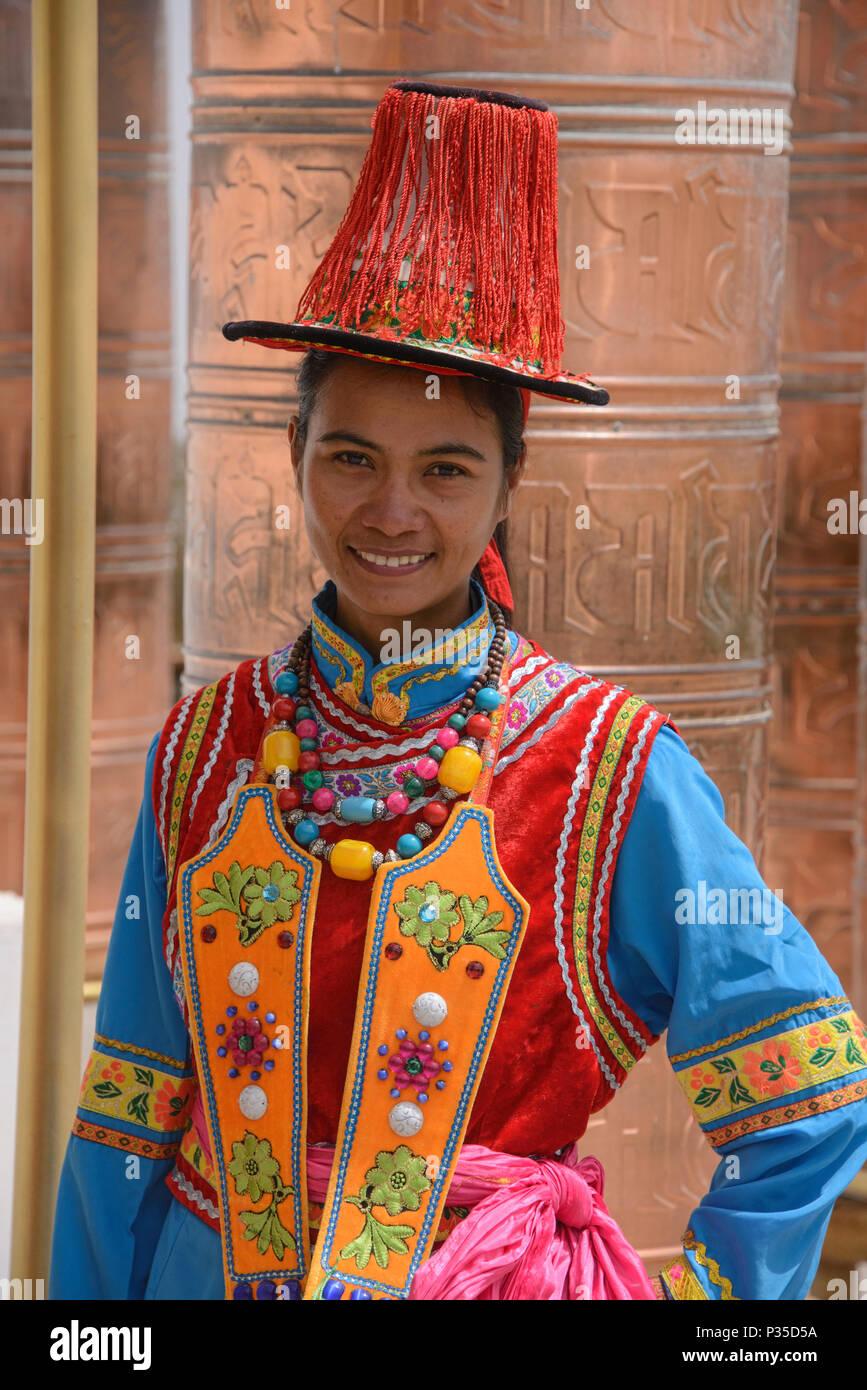 Vestido tradicional de la minoría étnica Yugur, Mati is, Gansu, China  Fotografía de stock - Alamy