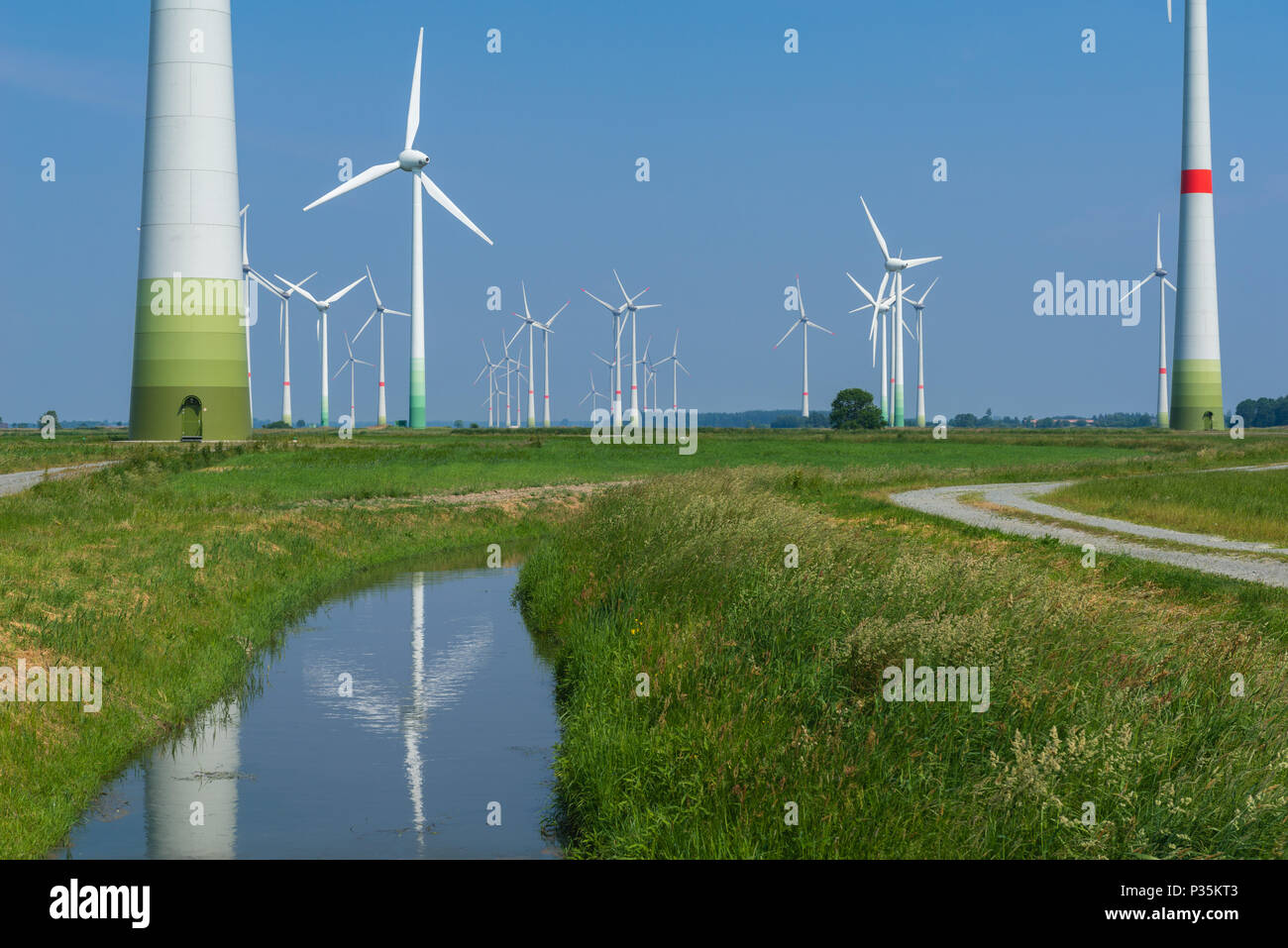 Parque de energía eólica, Westerholt, Frisia Oriental, Baja Sajonia, Alemania Foto de stock
