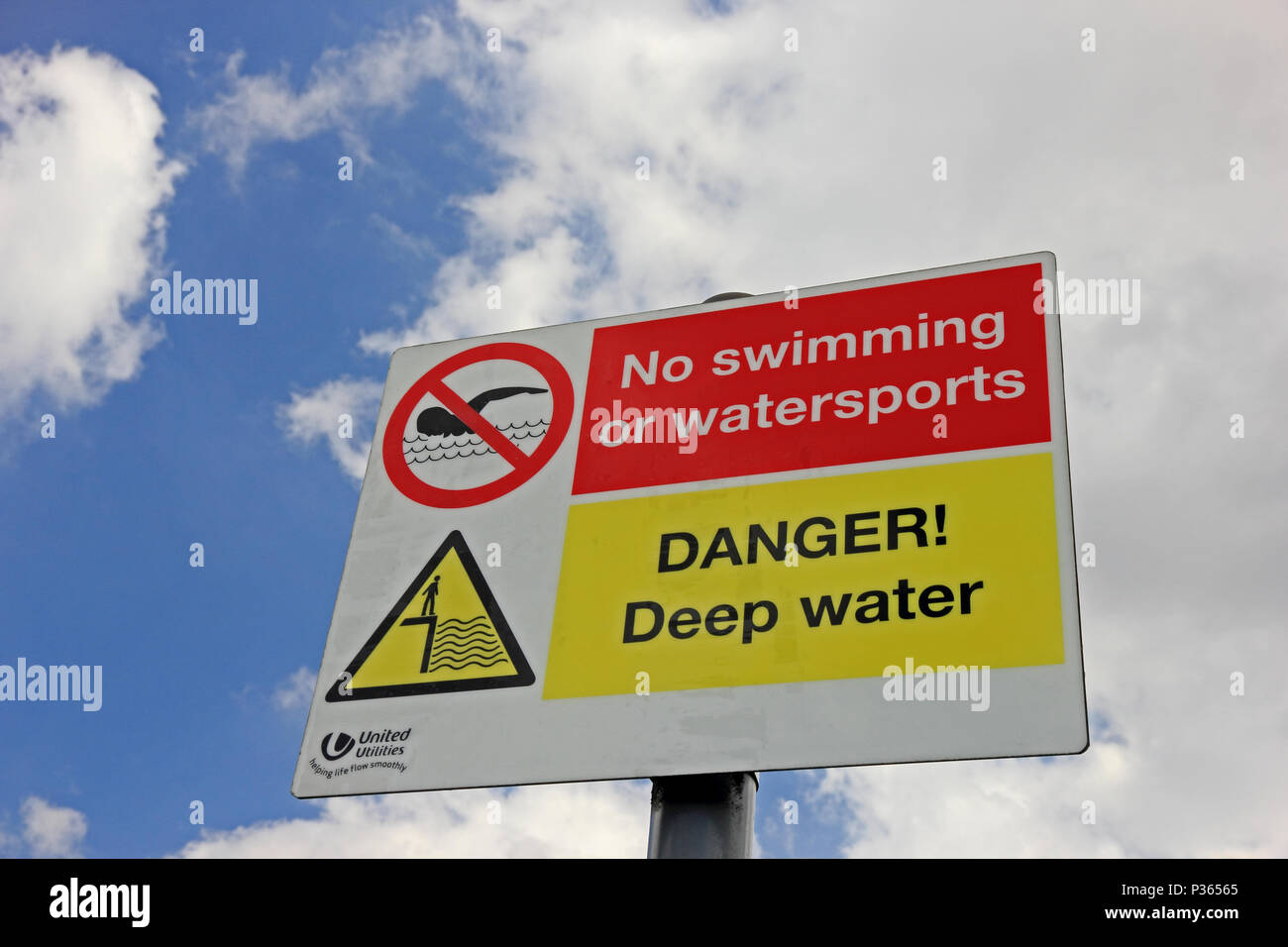 Signo de agua profunda de peligro Foto de stock