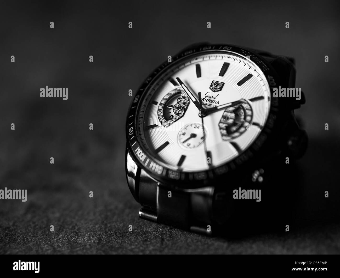 Mumbai, India - Junio 17, 2018 : El cierre de Tag Heuer Grand Carrera watch,  un reloj de pulsera suizo famoso de lujo Fotografía de stock - Alamy