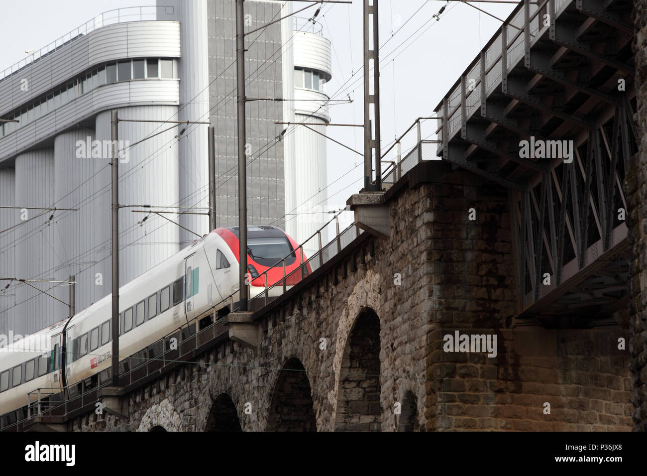 Zurich, Suiza, el tren de los Ferrocarriles Federales Suizos unidades en un viaducto Foto de stock