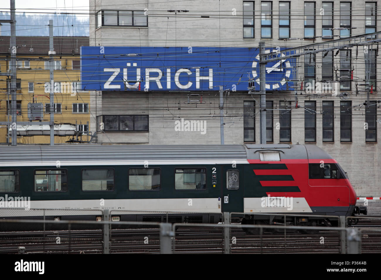 Zurich, Suiza, el tren de los Ferrocarriles Federales Suizos en la entrada de la estación principal Foto de stock