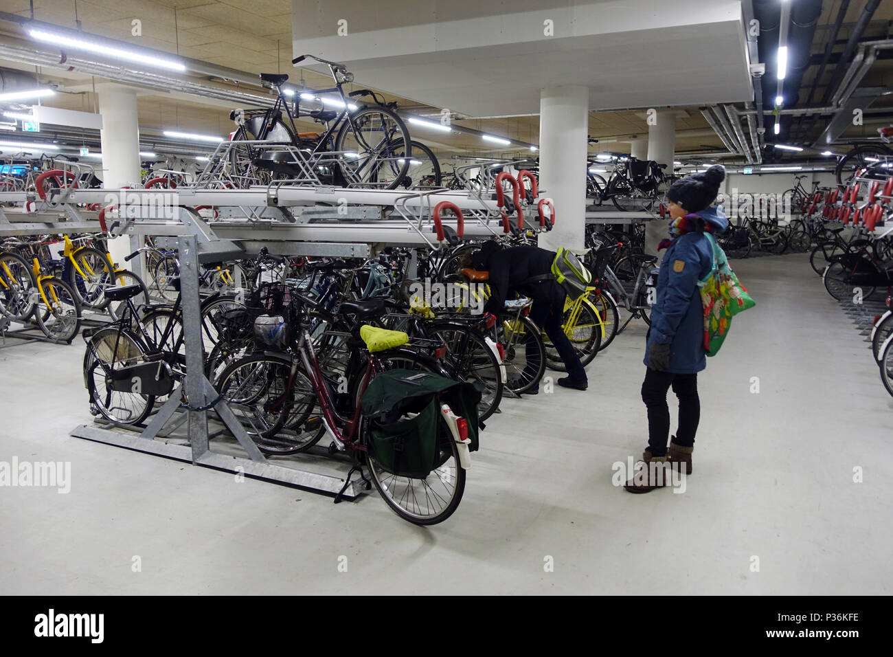 Utrecht, Países Bajos, personas en un garaje de estacionamiento de bicicletas Foto de stock