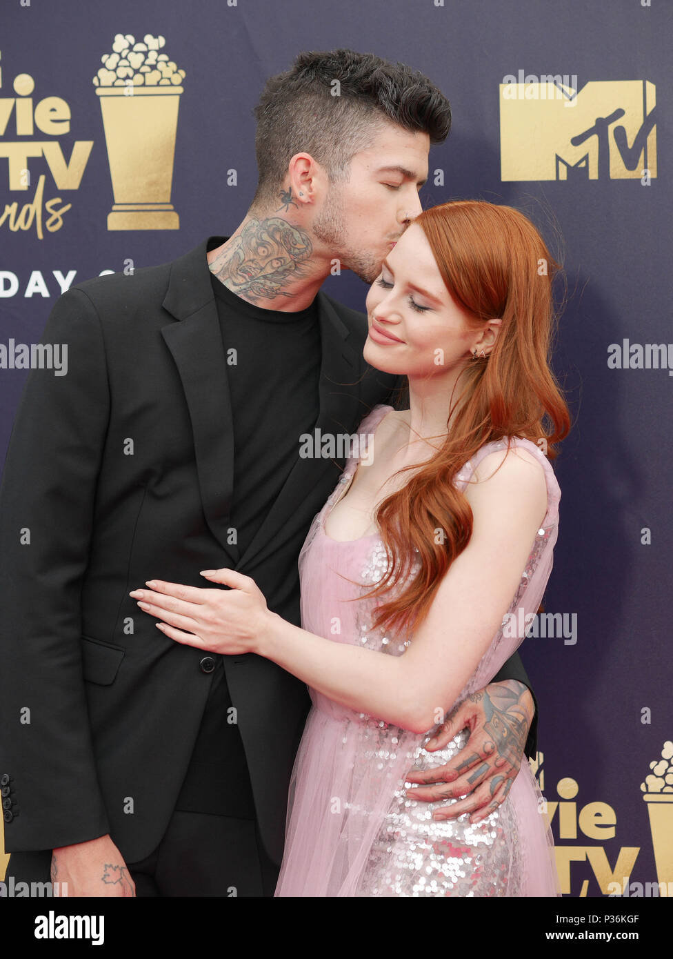 Travis Mills y Madelaine Petsch asistiendo al 2018 MTV Movie y TV Awards  celebrado en el Hangar Barker en Los Angeles, Estados Unidos. Asociación de  la prensa de la foto. Imagen Fecha: