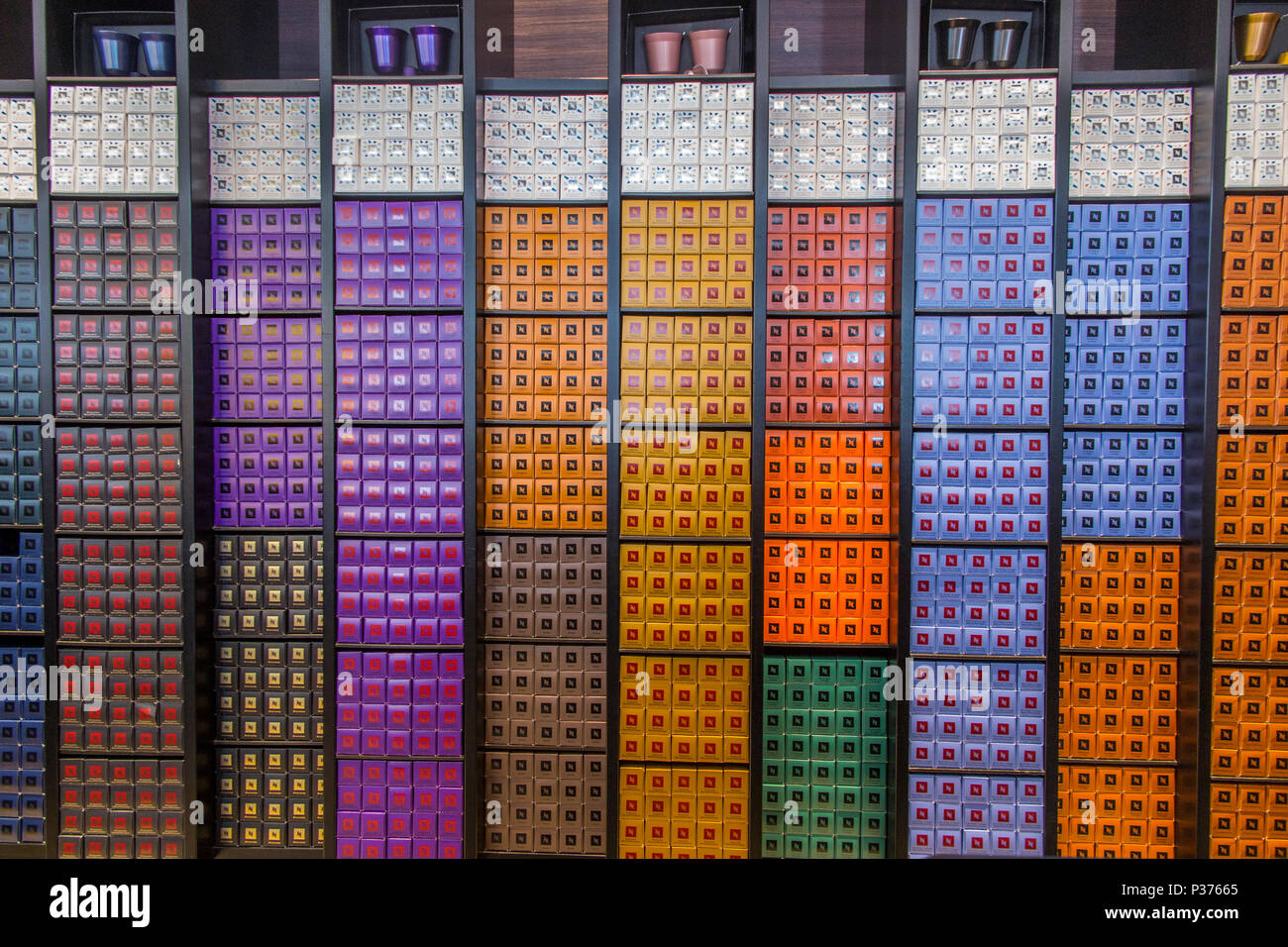 Cápsulas de café Nespresso en sus cajas de colores brillantes en una tienda  Nespresso Fotografía de stock - Alamy