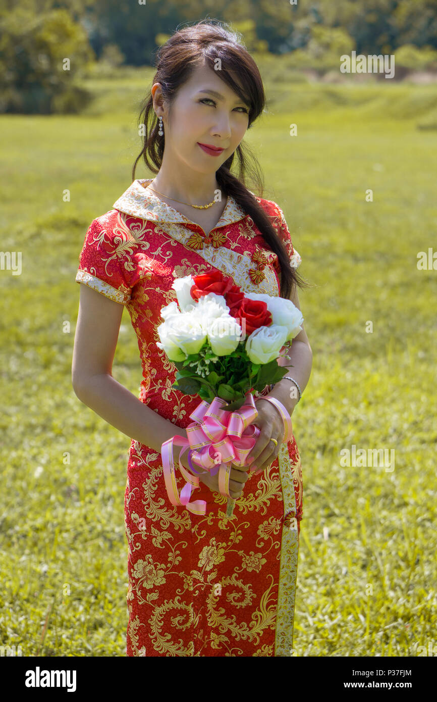 Irene llevaba vestido de novia para boda pre-disparo, estaba eligiendo el vestido tradicional chino y un vestido blanco. Llena de felicidad y Fotografía de stock - Alamy Irene llevaba vestido de novia para boda pre-disparo, estaba eligiendo el vestido tradicional chino y un vestido blanco. Llena de felicidad y Fotografía de stock - Alamy