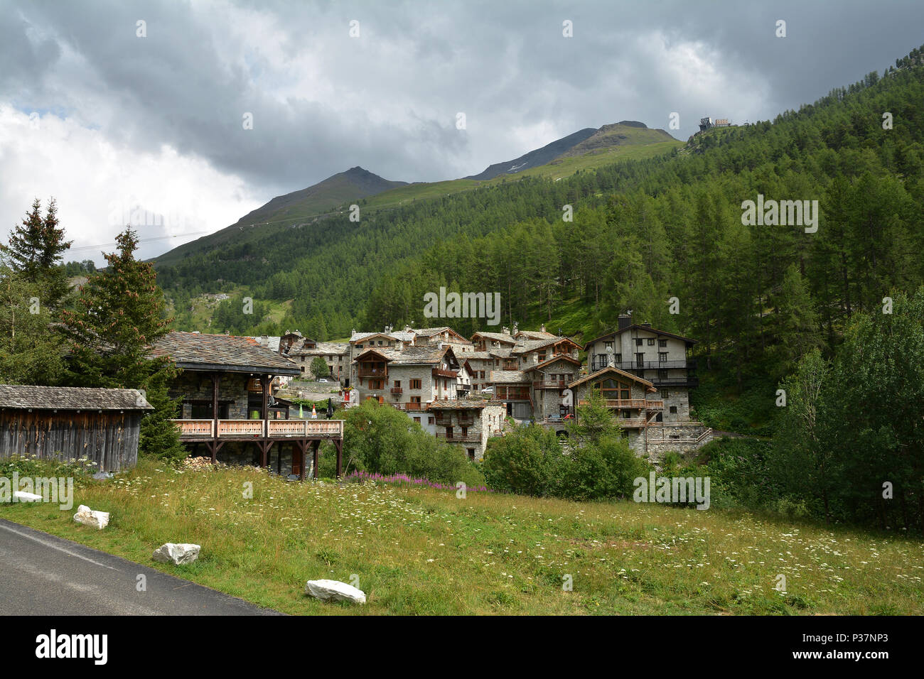 Vista de la parte antigua de Val d'Isere, ski resort, y el municipio de El Valle de la Tarentaise, en el departamento de Saboya (Auvergne-Rhone-Alpes) en el sudeste Foto de stock