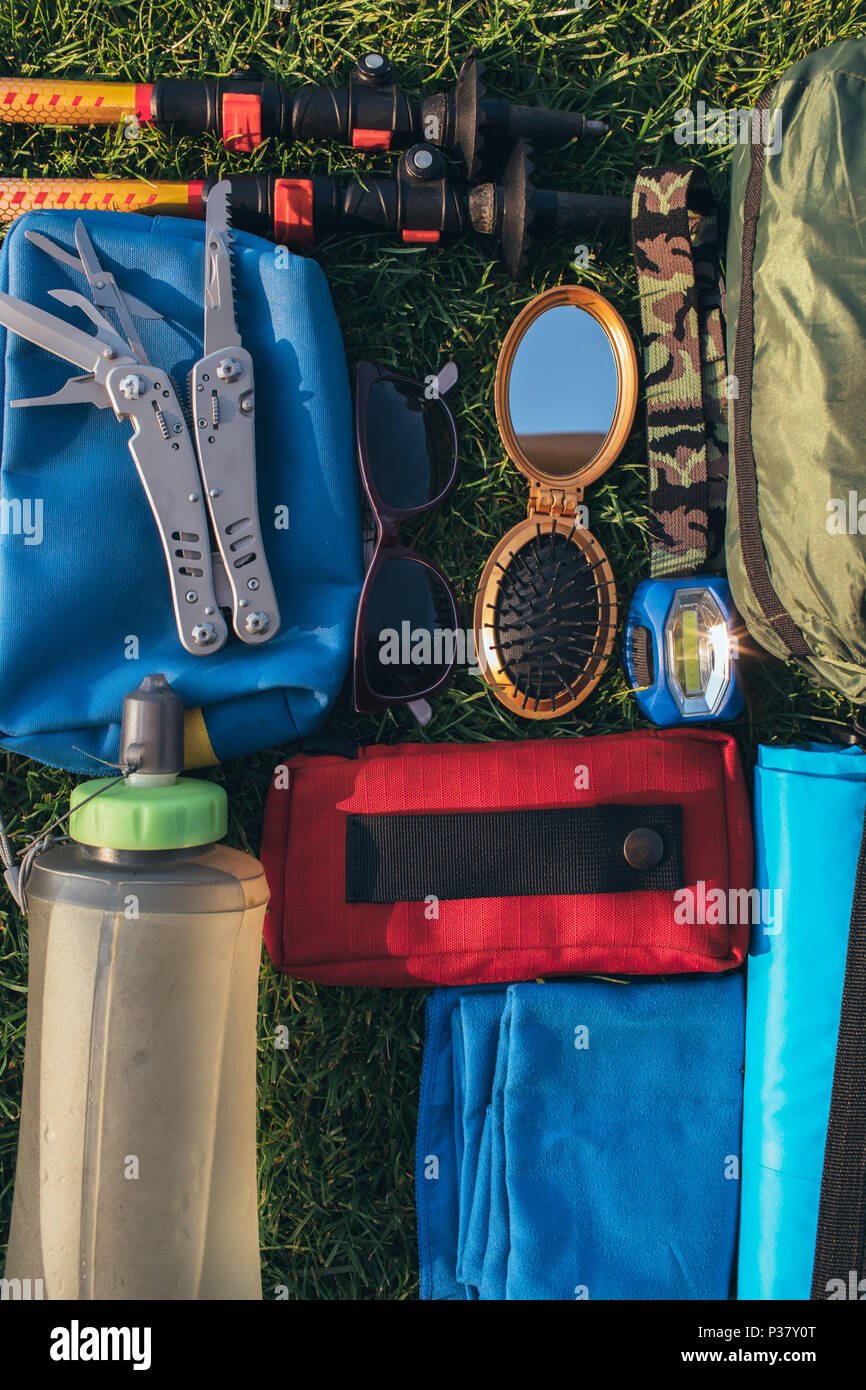 Cosas y accesorios para turismo, viajes, trekking y senderismo, vista plana  de la cima Fotografía de stock - Alamy