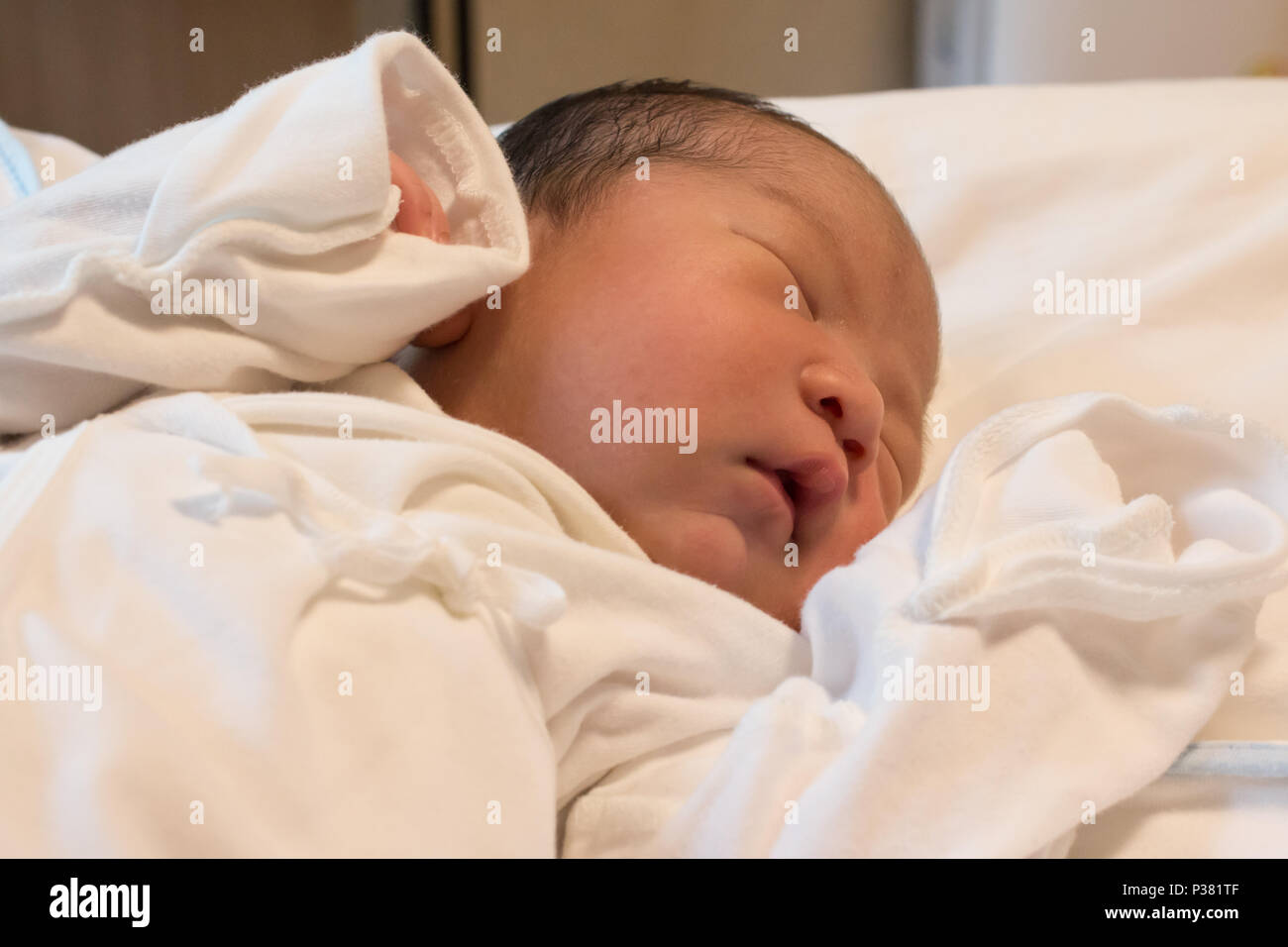 Un Bebe Recien Nacido Asiatico Caer En Un Sueno Profundo Fotografia De Stock Alamy