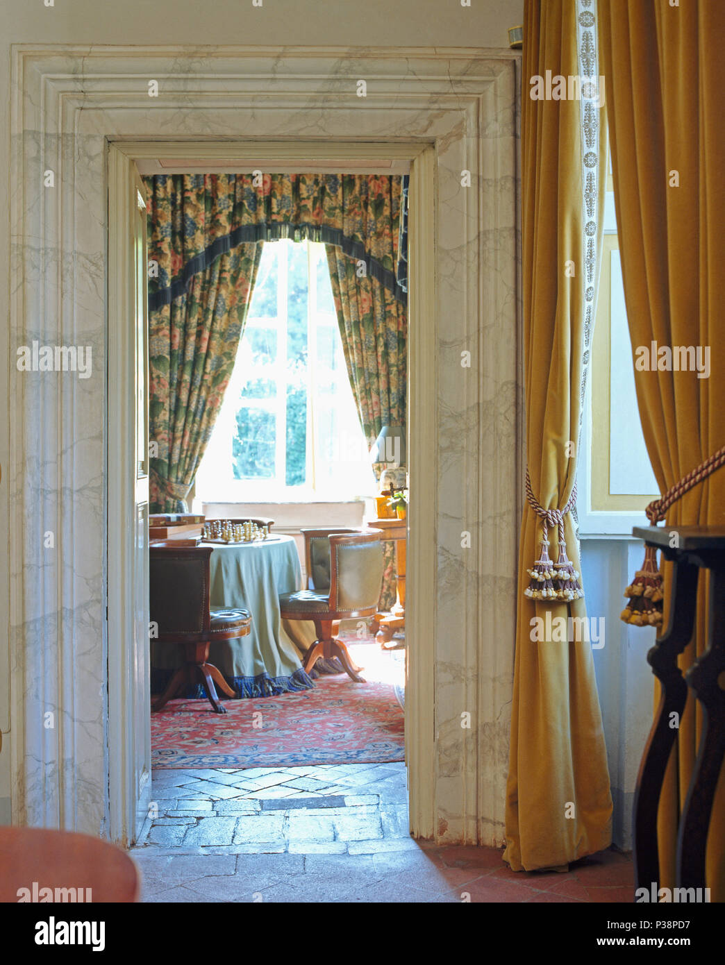 Puerta interior de 1920 Cortijo con cortinas amarillas en la ventana; el  Parkland County Alberta Canada Fotografía de stock - Alamy