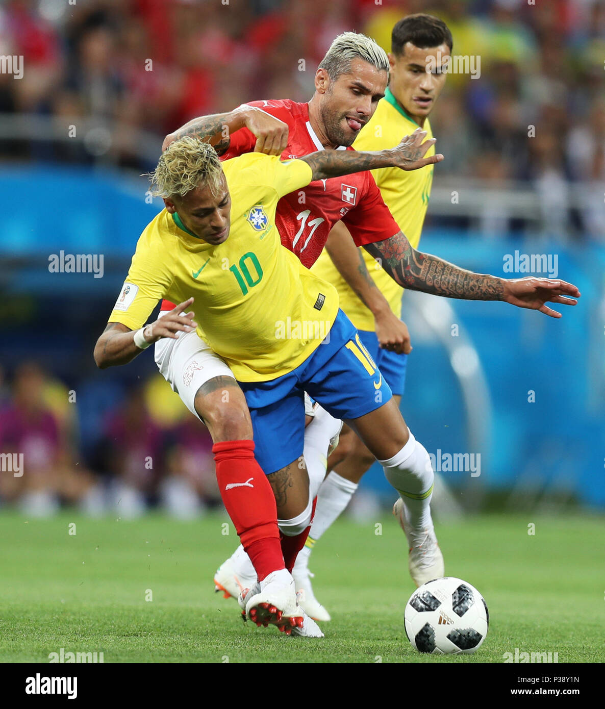 Rostov, Rusia, 17 de junio, 2018. Neymar (L) de Brasil compite con Valon Behrami (C) de Suiza durante un grupo e partido entre Brasil y Suiza en la Copa Mundial de la FIFA 2018 en Rostov-on-Don, Rusia, 17 de junio de 2018. Crédito: Lu Jinbo/Xinhua/Alamy Live News Foto de stock
