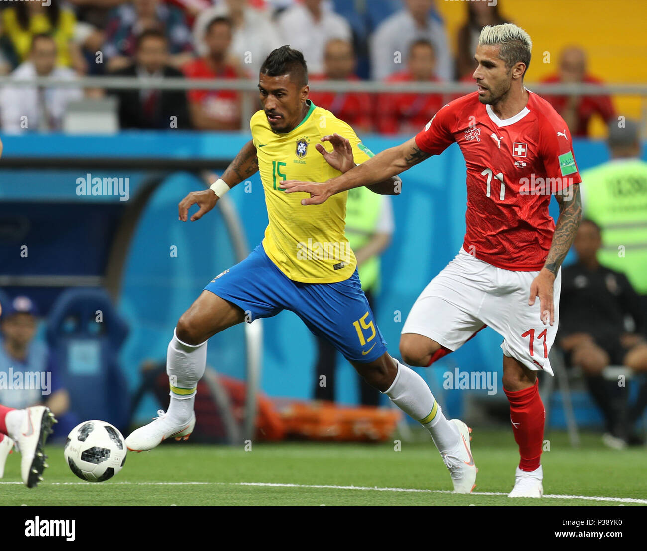 Rostov sobre el Don. 17 de junio de 2018. Paulinho (L) de Brasil compite con Valon Behrami de Suiza durante un grupo e partido entre Brasil y Suiza en la Copa Mundial de la FIFA 2018 en Rostov-on-Don, Rusia, 17 de junio de 2018. Crédito: Lu Jinbo/Xinhua/Alamy Live News Foto de stock