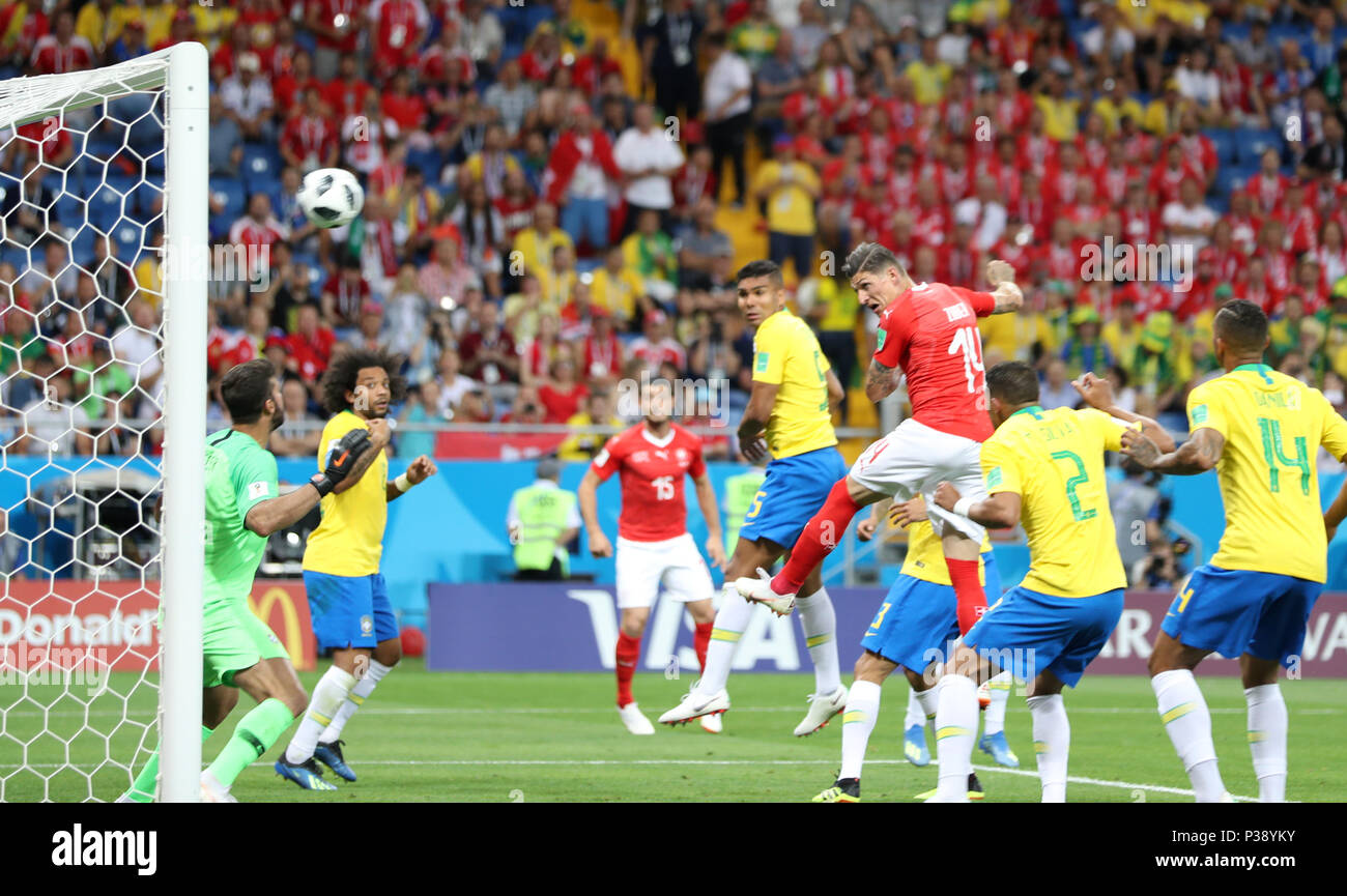 Rostov sobre el Don. 17 de junio de 2018. Steven Zuber (3R) de Suiza encabeza el balón para anotar durante un grupo e partido entre Brasil y Suiza en la Copa Mundial de la FIFA 2018 en Rostov-on-Don, Rusia, 17 de junio de 2018. Crédito: Lu Jinbo/Xinhua/Alamy Live News Foto de stock