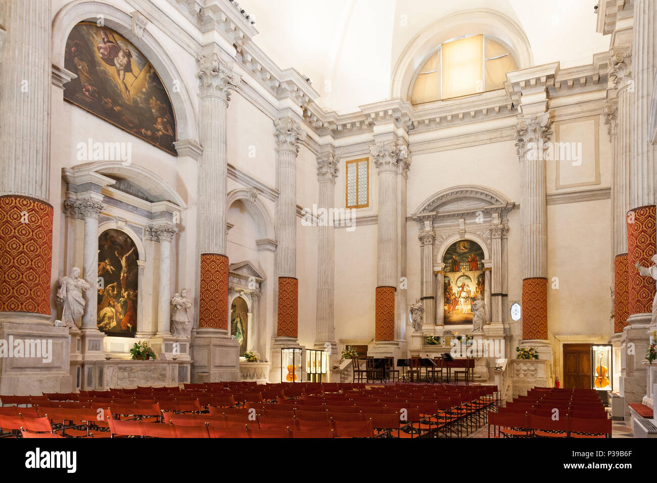 Interior de la Iglesia de San Vidal, San Marco, Venecia, Véneto, Italia. Que data de 1084, ahora desconsagrada y utilizado como una sala de conciertos de Vivaldi con Fotografía de stock - Alamy Interior de la Iglesia de San Vidal, San Marco, Venecia, Véneto, Italia. Que data de 1084, ahora desconsagrada y utilizado como una sala de conciertos de Vivaldi con Fotografía de stock - Alamy